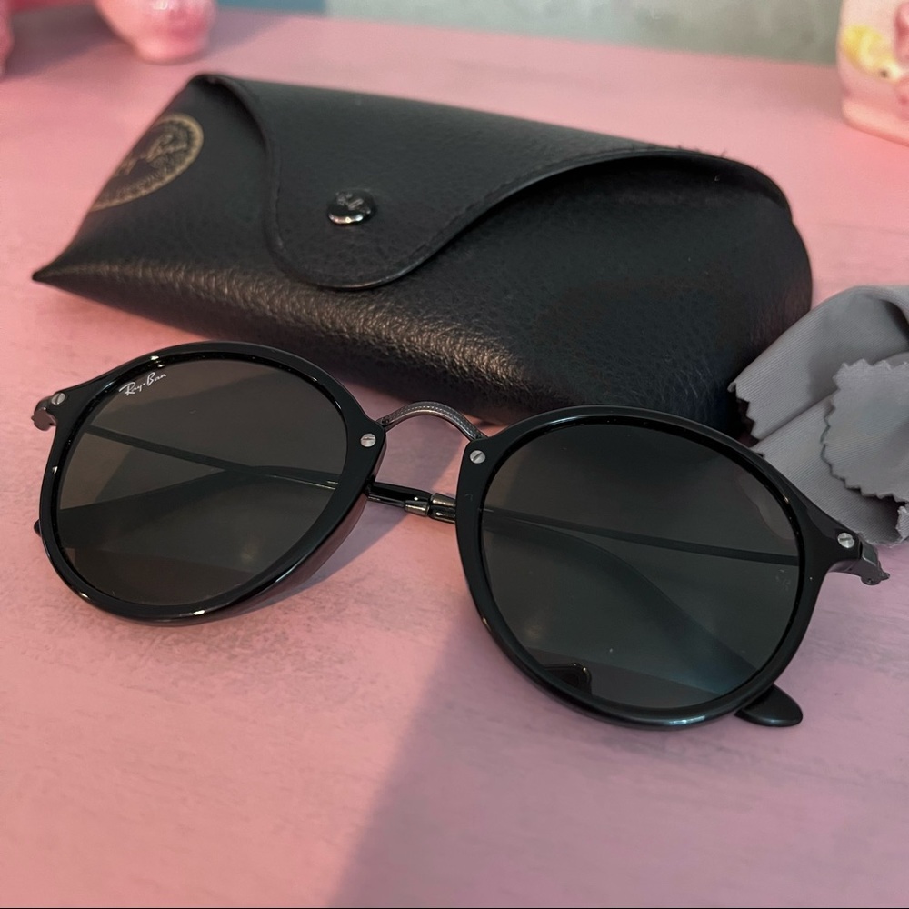 Authentic Ray-Ban Round Fleck Sunglasses in Black